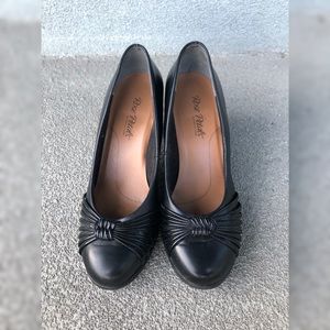 Women’s Rose Petals Pumps Size W7.5 Leather 2.5”